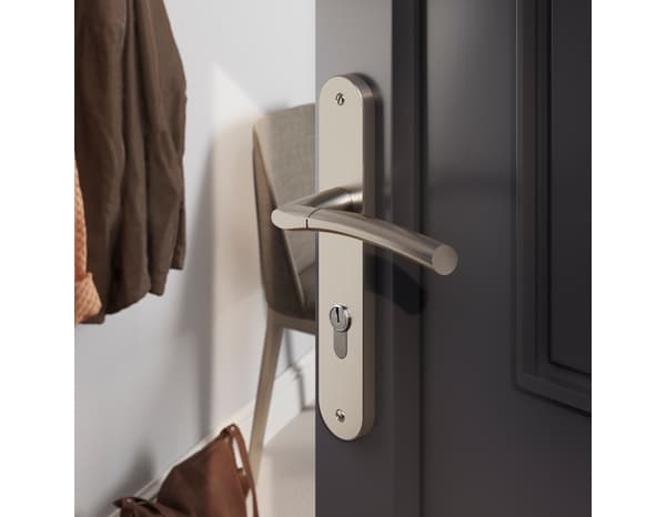 Poignée de porte extérieure "Helmic" avec trou pour clé - Entraxe 195 mm - Cooke and Lewis