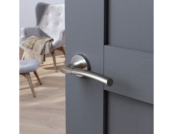 Poignée de porte sur rosace "Helmic" sans trou - Cooke and Lewis