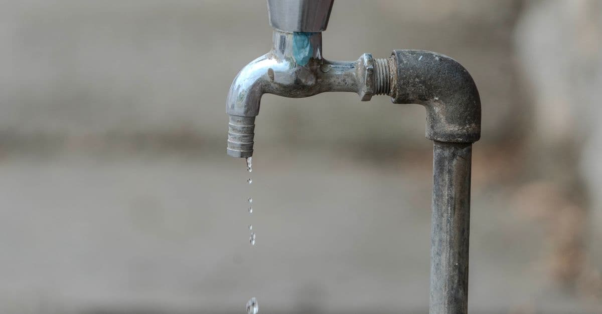 Smart plumber trick stop drips to solder pipes