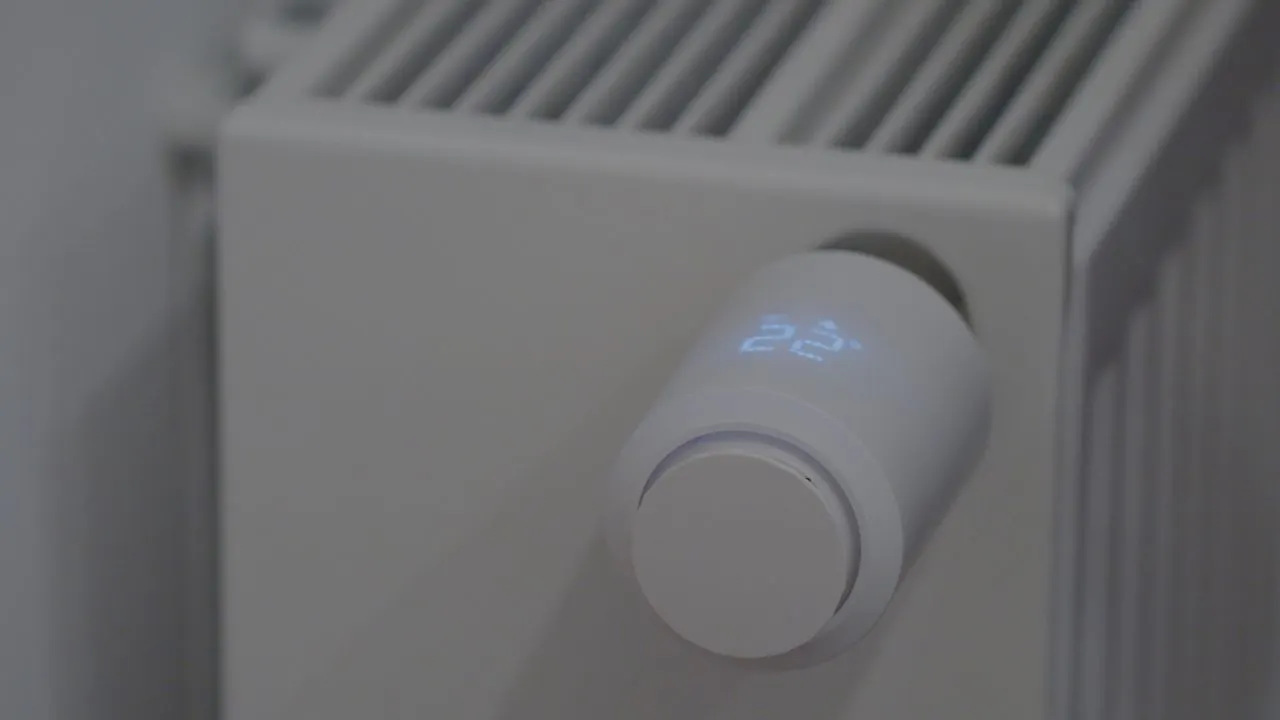 Tête thermostatique connectée sur un radiateur, réglée à 22 °C