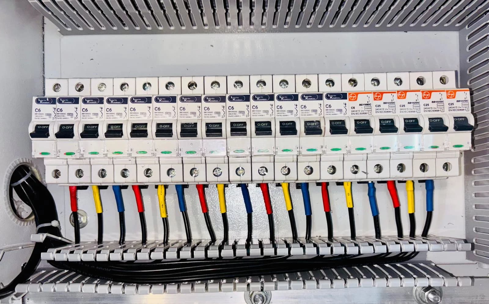 Rangée de disjoncteurs câblés dans un tableau électrique