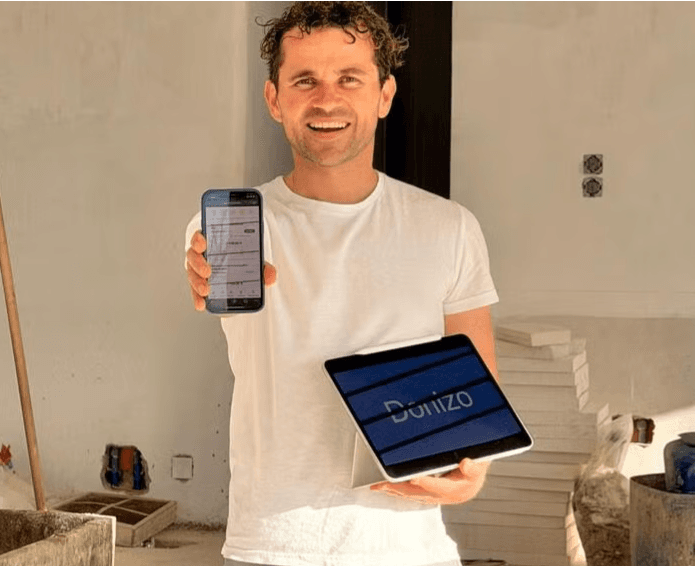 Adrien Ragiot, fondateur de Donizo, sur un chantier avec l'application sur son téléphone