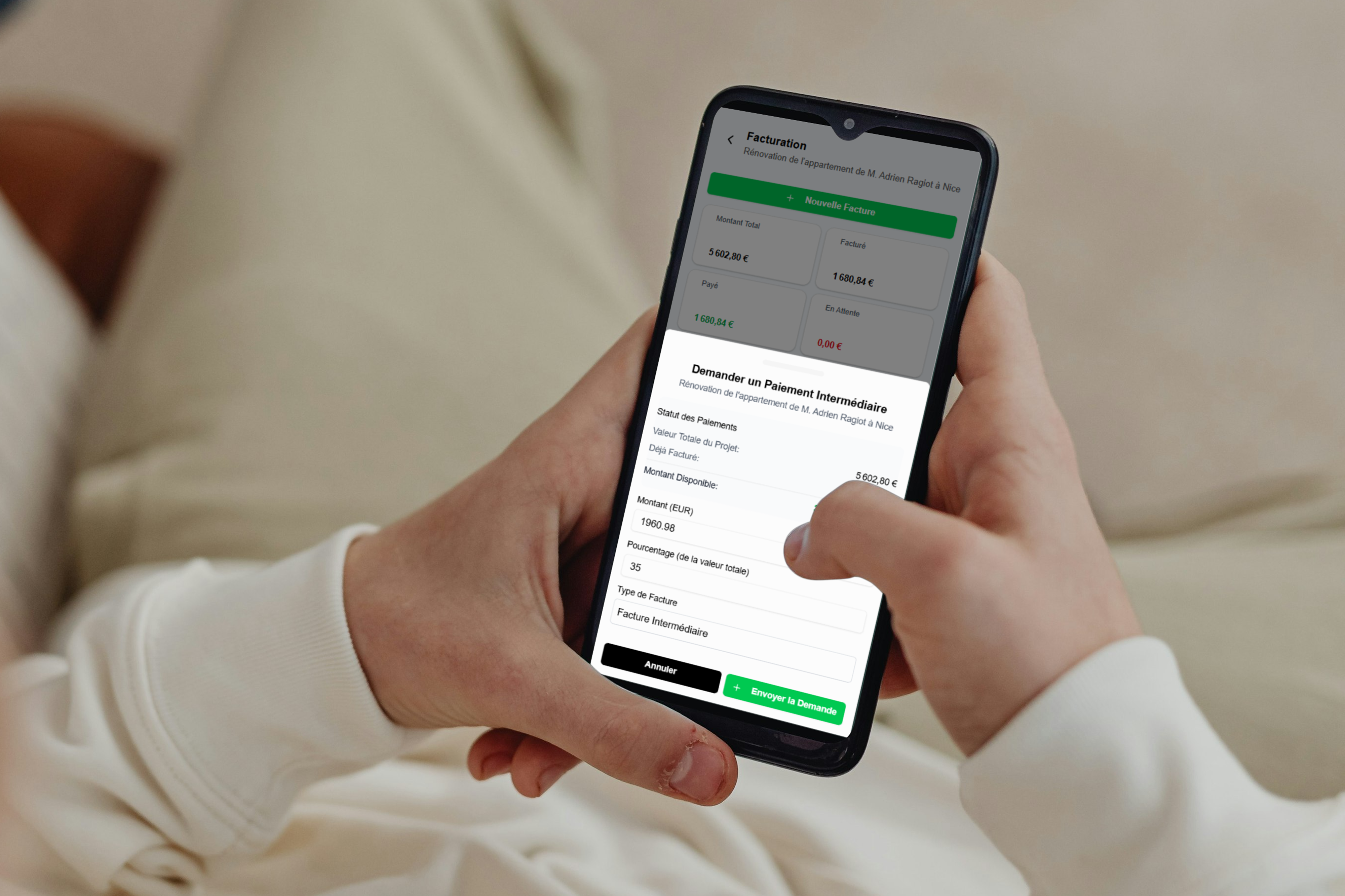 Artisan envoyant un devis par email